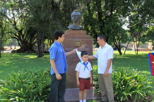 Pionera descubre placa en busto de Martí en el Rosedal